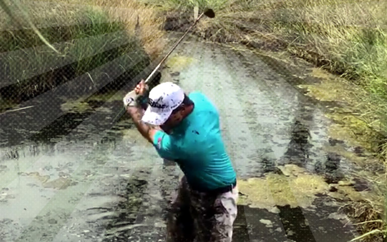 Mit Matsch im Gesicht - Golf-Profi erklärt, wie man aus dem Wasser schlägt 
