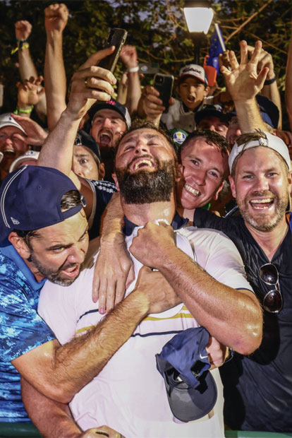 Ryder Cup 2025 - Team Europa: Endlich erhältlich: der Jon-Rahm-Kuschelbär (l.). Große Freude: 'Ich bin auf dem Titel der GolfPunk!' (r.)