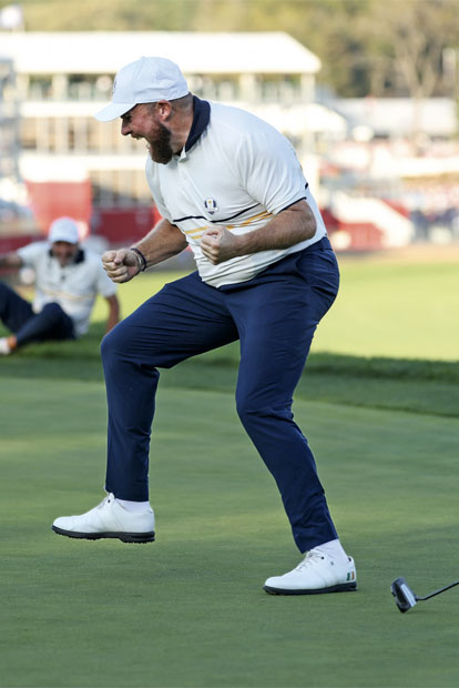 Ryder Cup 2025 - Team Europa: Endlich erhältlich: der Jon-Rahm-Kuschelbär (l.). Große Freude: 'Ich bin auf dem Titel der GolfPunk!' (r.)