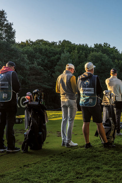 BMW PGA Championship: Der Schildbürger zeigt das Streich-Ergebnis (r.)