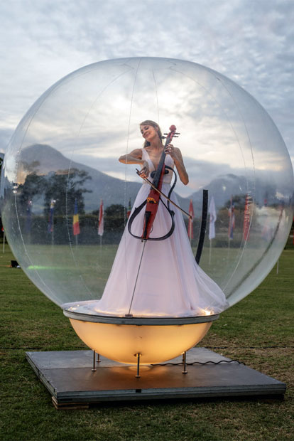 BMW Golf Cup World Final: Brutal! Seit Corona nicht aus der Bubble herausgekommen (l.). Bunker Babes? Unsere Copyright-Anwälte sind informiert (r.)