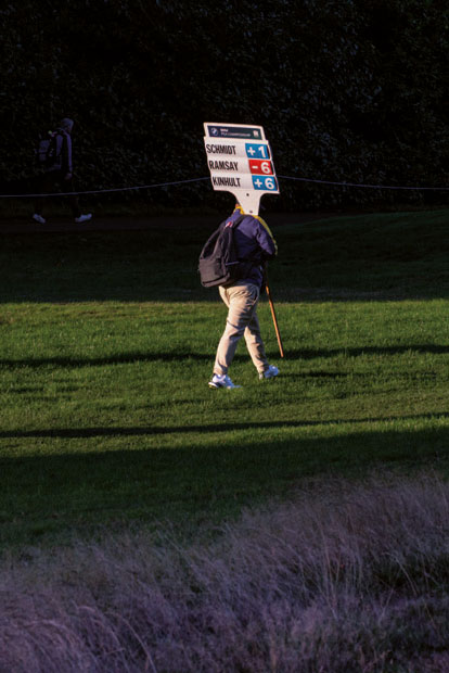 BMW PGA Championship: Der Schildbürger zeigt das Streich-Ergebnis (r.)