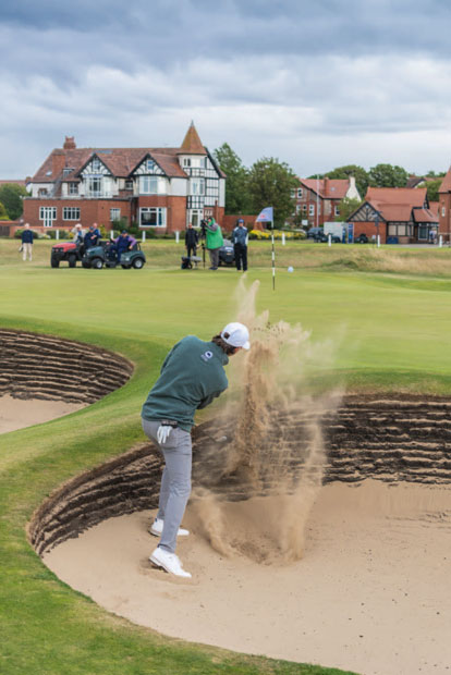 Amateur Championship: Erhöhte Schwierigkeit: Windhose im Bunker (l.). Umkämpftes Finale im Vorlesewettbewerb (r.)