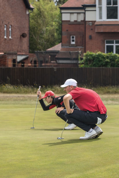 Amateur Championship: Erhöhte Schwierigkeit: Windhose im Bunker (l.). Umkämpftes Finale im Vorlesewettbewerb (r.)