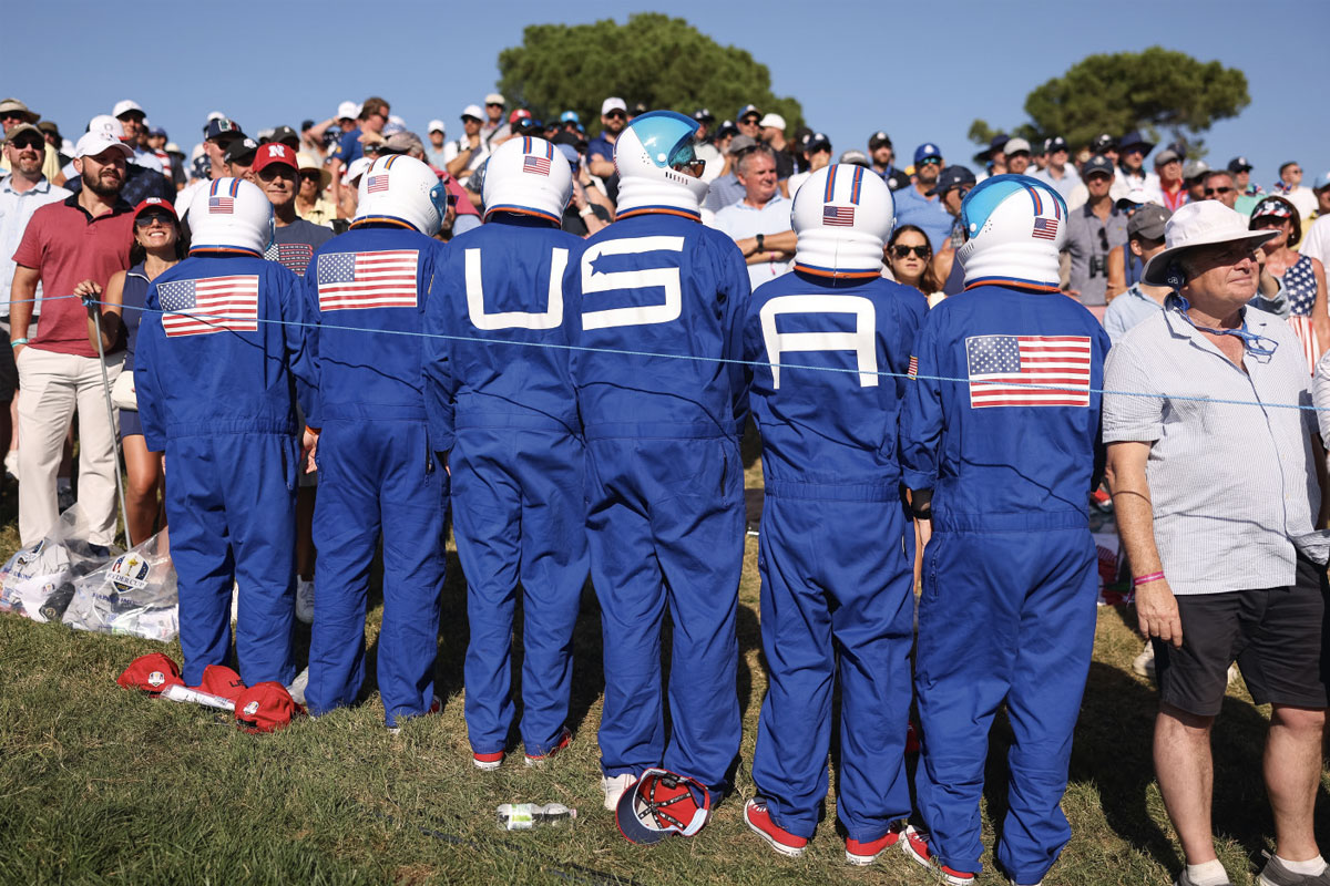 Ryder Cup 2023: Sicher ist sicher: Wyndham Clarks Fans wissen, wozu Helme gut sind