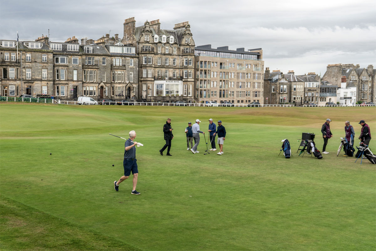 St. Andrews: Verzweiflung pur: Schon am ersten Abschlag die weiße Fahne in der Hand