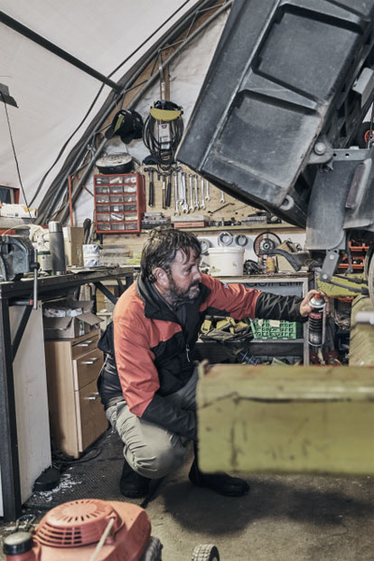 Mähen mit Wikingern: Trockenübung: Sprayer sein will gelernt sein (l.) Vollpfosten: Schnapszahl inbegriffen (r.)