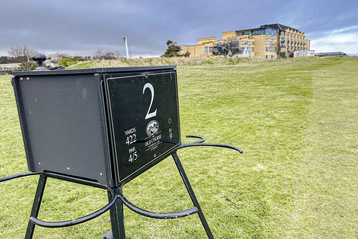 Old Course Reversed: Vorsicht auf der 2: Auf dem Road Hole kommt Ihnen ein Geistergolfer entgegen