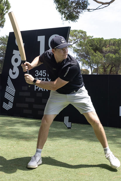 LIV or Die: Notfallplan für die Zukunft: LIV Golf wird zu LIV Cricket (l.). Selbst LIV wei&szlig;: Die Zeit ist abgelaufen (r.)