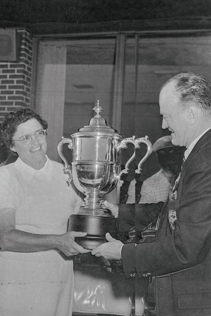 Golfpunks dieser Welt: Roy Black würde singen: Ganz in Wei&szlig; mit einem Henkelpott