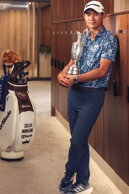 Collin Morikawa: Siegesfeier: Collin gibt sich die Kanne (r.)