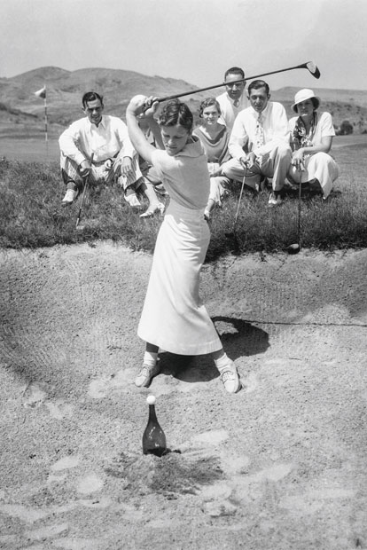 Golfpunks dieser Welt: Champagnersäbel überflüssig: Babe köpft mit dem Driver (r.)