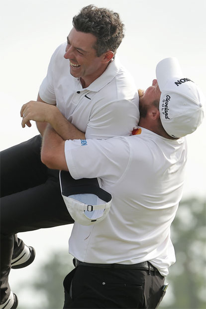 Shane Lowry: Probleme bei der 'Dirty Dancing'-Hebefigur (l.). Große Freude: Malermeister-Prüfung bestanden (r.)