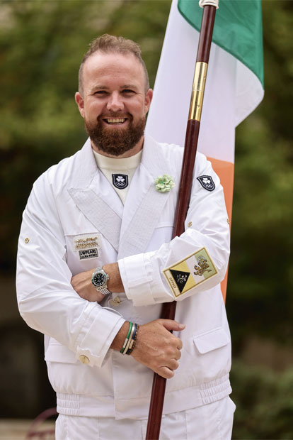 Shane Lowry: Probleme bei der 'Dirty Dancing'-Hebefigur (l.). Große Freude: Malermeister-Prüfung bestanden (r.)