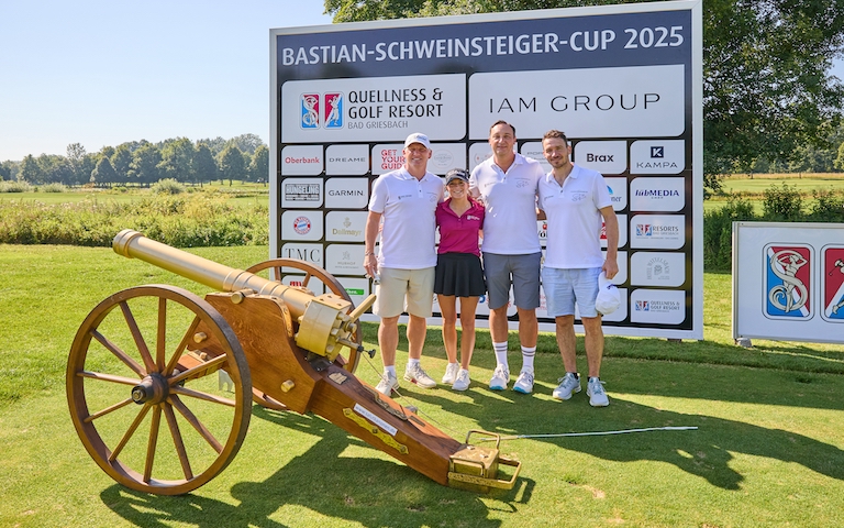 Quellness & Golf Resort - Kaiserwetter beim 2. Bastian-Schweinsteiger-Cup Der 1. Flight vor dem Kanonenstart (v.l.): Bastian Schweinsteiger, Lena Geier, Alexander Hartl und Felix Neureuther.