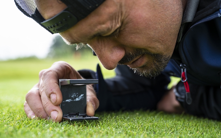 Neue Beregnungsanlage: Auge f&uuml;rs Detail: Jordan Tschimperle verantwortet die neue Beregnungsanlage.