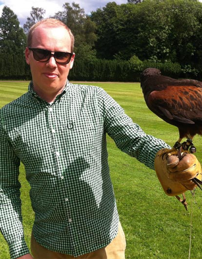 Die angenehmsten Orte der Welt: Zwei Jahre sp&auml;ter: 'Nur mal kurz Zigaretten ziehen...' (l.) 'Ey, du Vogel!' - keiner f&uuml;hlte sich angesprochen