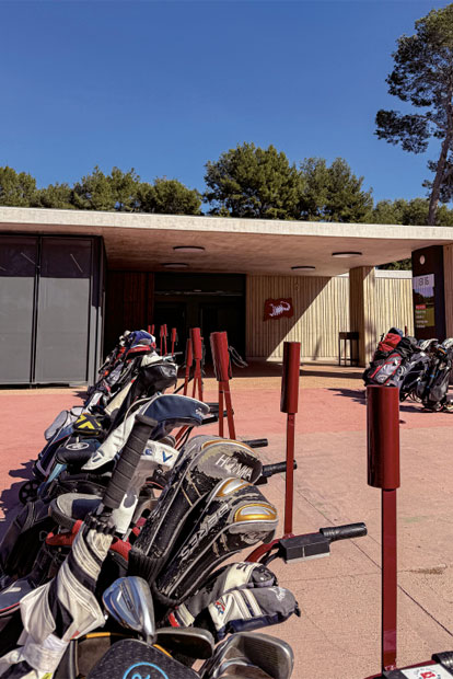 Valencia: Das Pool-Liegen-Syndrom: Parken vor dem Clubhaus (r.)