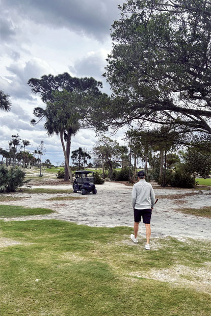 Die angenehmsten Orte der Welt: Albtraum: auf dem Golfplatz die Echs' getroffen (l.). Cart Rider: Ein Mann und sein Auto kämpfen gegen das Dickicht (r.)