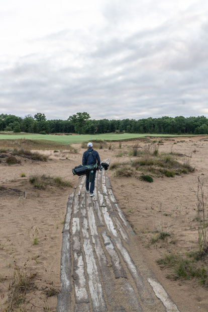 Wisconsin: Nicht zum ersten Mal: auf dem Holzweg (l.). Saisonkennzeichen: warten auf den ersten Schnee (r.)