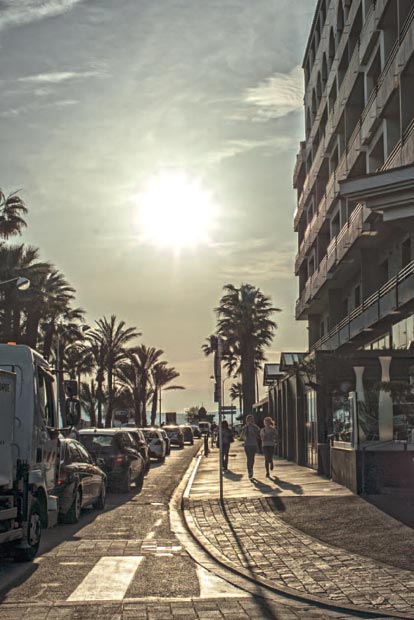 Cote d'Azur: Dickes C: tut im Winter kein bisschen weh (l.) Nachmittagsschlendern: Stuhlgang auf Französisch (r.)