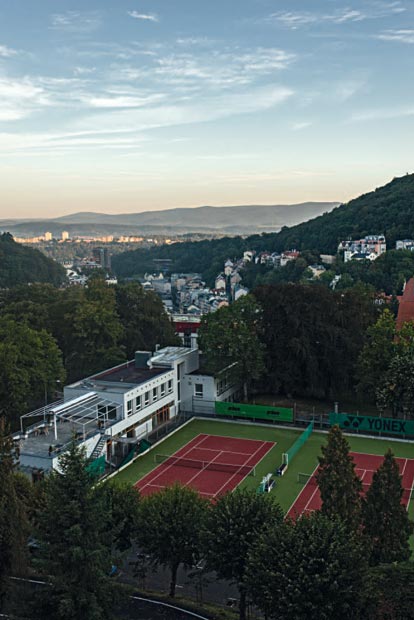 Tschechien: Halfway House: was Leichtes für zwischendurch (l.) Tennismutter: 'Achtung! Er spielt longline!'