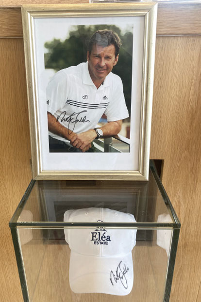 Zypern: Hoher Besuch: Han Solo hat's ebenfalls gefallen (l.). Schild und Eimer: besser als Hammer und Sichel (r.)